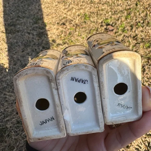 VINTAGE DECORATIVE COLLECTIBLE BOOK SHAPED SALT CLOVES PEPPER SHAKERS W/ ROOSTER - Picture 3 of 8